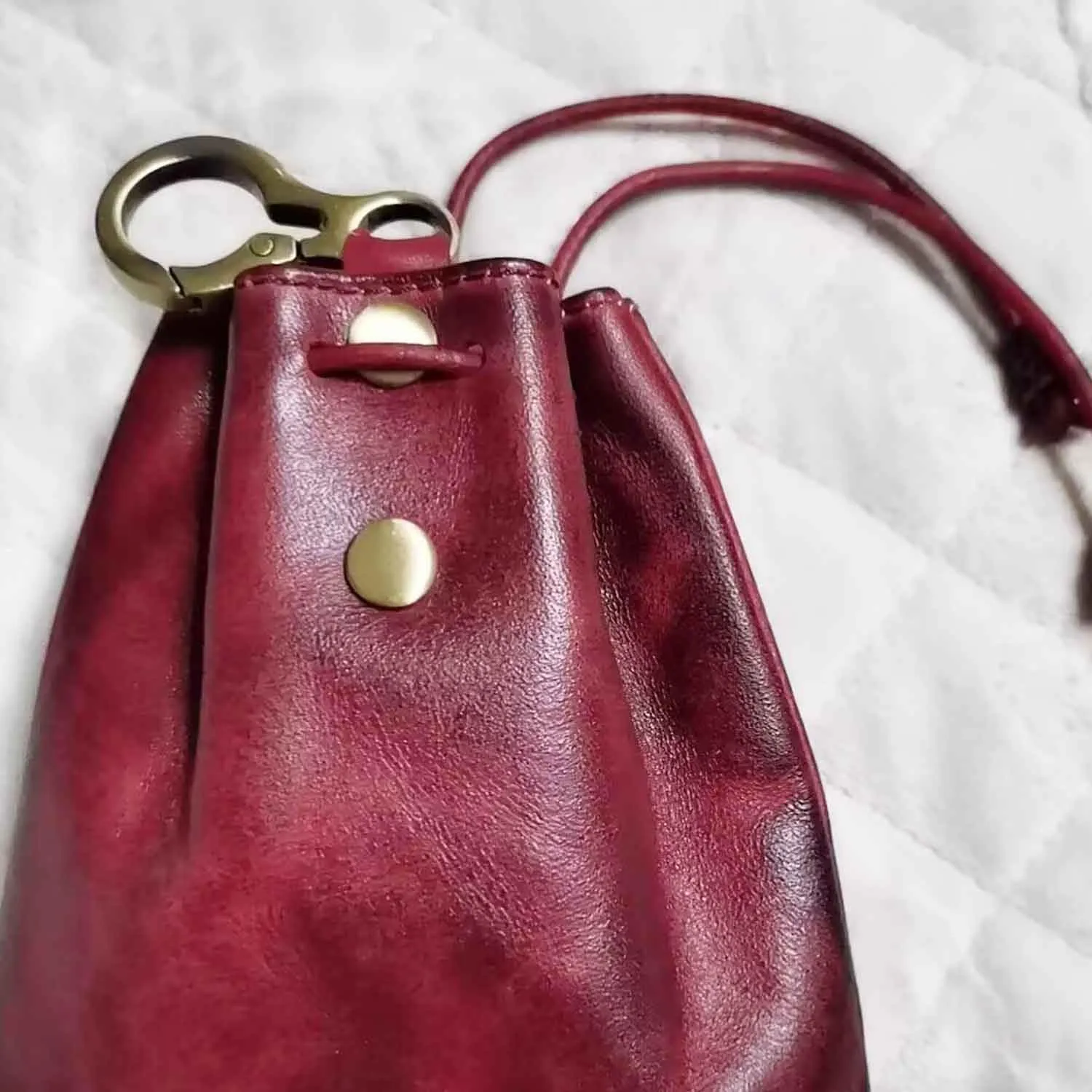 JSBWSFA 1Pcs Medieval Genuine Leather Drawstring Change Purse Key Ring Purse Coin Organizer Drawstring Gift Bag Jewelry Storage Bag Mini Multifunction Walle for Men & Women (Red)